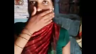 hot housewife bhabhi samhaal kumari navel expose in saree.