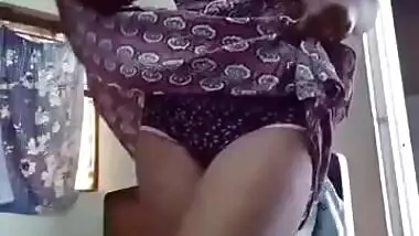 Desi XXX webcam girl wears a blue bra and nice purple panties