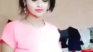 DEsi Bbeauty Bhabhi wit Braless Shaking Boobs wat a Sizeee