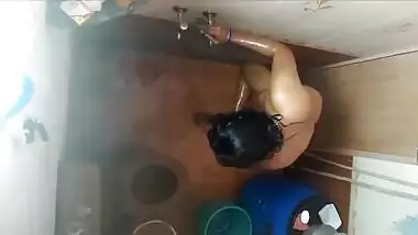 18yo Desi girl shaving hairy pussy and masturbate in washroom