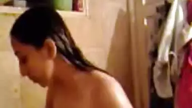 Hot lahori girl Shamina taking shower recording...