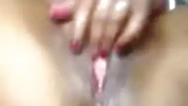 XXX Kolkata Bhabhi satisfies snatch with fingers in this Desi clip