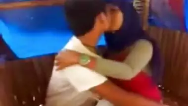 Indian scandal tape of a woman giving oral sex 