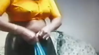 desi indian bhabhi exposing for husbands friend