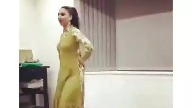 UK Pakistani Uni Girl Dance Non Nude...