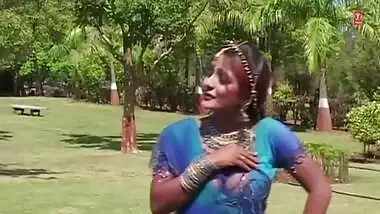 Very hot – Busty young Nidhi Dholakiya boob kiss, wild bouncing boobs hot cleavage