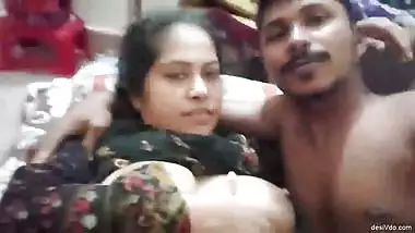 Desi wife says SUCK MY TITS AND FINGER ME