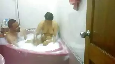 Indian porn video of desi couple enjoy bath together