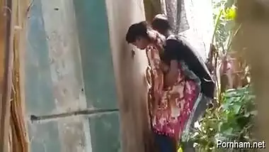 Fucking Desi Highschool Couple In Backyard