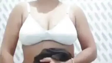 sexy Desi Girl Showing Boobs