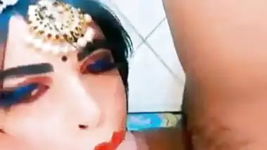 Shemale in saree sucks a dick in Indian gay porn