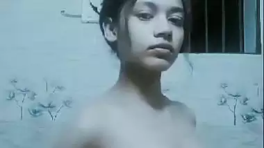 Topless video making of hot viral Indian girlfriend