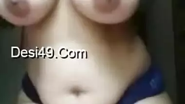 Husband buys a webcam and the paunchy Desi bitch shows tits on it