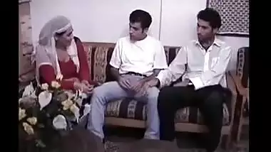 Muslim bhabhi ka 2 dever se threesome group fuck