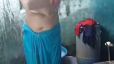 Voyeur XXX cam catches mature Desi female bathing topless outdoors