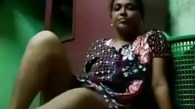 Horny Desi aunty sneaks in the closet to have solo XXX masturbation