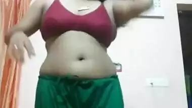 Big navel bhabi open her dress