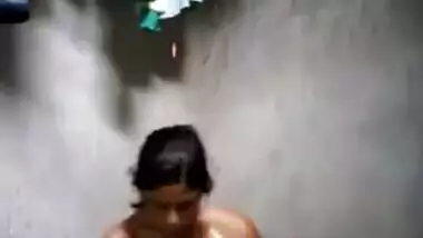 Village hotty bathing bare MMS movie scene