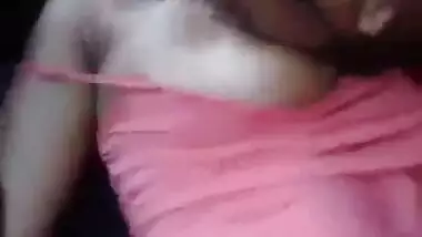 Indian Gf gives a oral to Boyfriend in the car