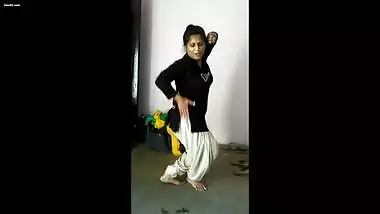 DESI INDIAN WIFE SEXY TEASING DANCE