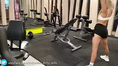 Pickup blonde in the gym dragged a stranger into her room for passionate sex