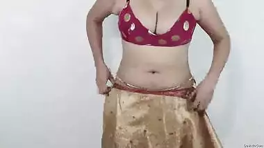 big boob aunty wearing sari showing huge hanging boobs and navel