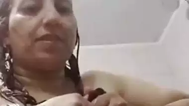Mature MILF aunty shower nude bath video call