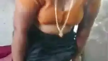 Desi aunty remove her dress and showing her big boobs