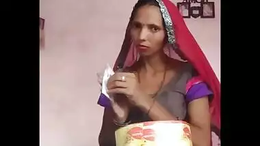 cute slim marwadi housewife bhabhi neha hot navel show in bare blouse
