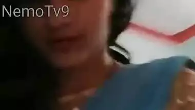a very hot video call of desi bhabi saree remove tease navel very sexy