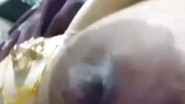 Dirty-minded aunty brags about big Desi nipples in close-up video