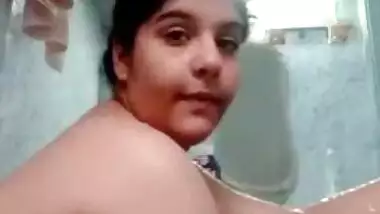 Cute Desi girl bathing nude on selfie cam