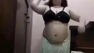 Horny Paki Bhabhi Shows Her Boobs
