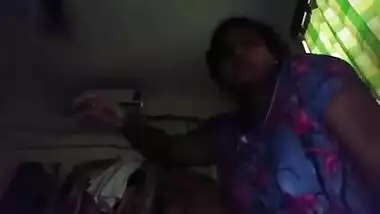 Sexually unsatisfied Indian mom shakes boobs in the webcam video