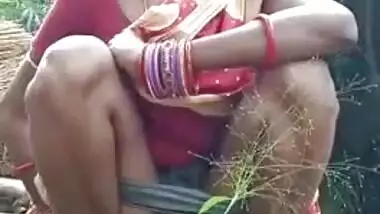 Odia Desi XXX chick pissing outdoors on selfie camera