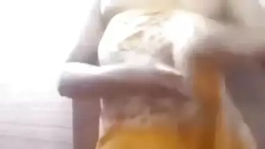 Desi hot MMS video of a hawt Desi cutie taking bathroom