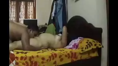 Desi housewife gets her pussy sucked by her lover