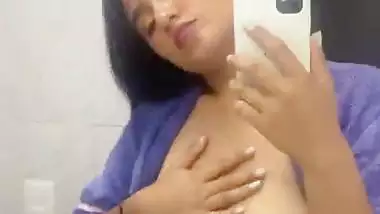 Desi Beautiful Girl Showing