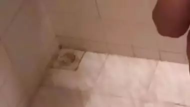 Bootylicious hefty BBW desi aunty masturbates while bathing XXX video