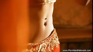Indian Babe Gets Down