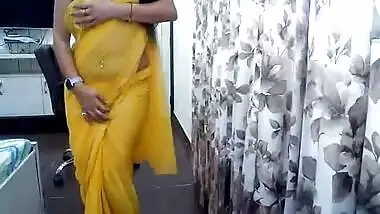 DESI Bhabhi IN TRANSPARENT without blouse SAREE SHOWING BOOBS